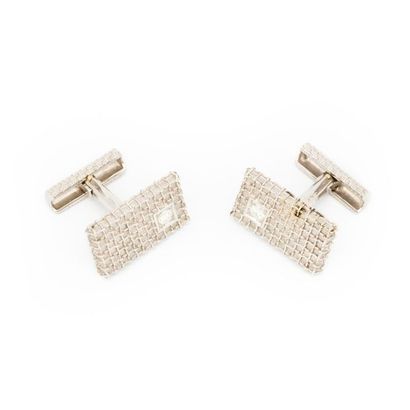 PAIRE DE BOUTONS DE MANCHETTE Pair of white gold cufflinks, punctuated with diamonds...