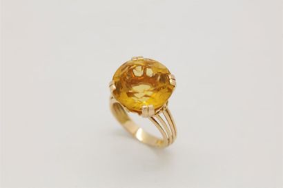 Bague Bague en or jaune ornée d'une citrine taille coussin
Poids brut : 9,7 g.