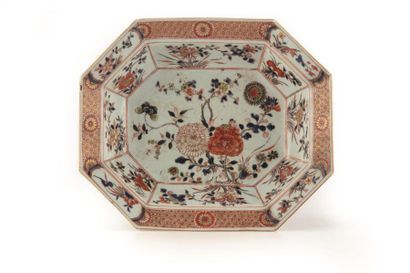 CHINE CHINA
Set of five rectangular hollow dishes with cut porcelain sides in three...