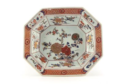 CHINE CHINE
Ensemble de cinq plats creux rectangulaires à pans coupés en porcelaine...