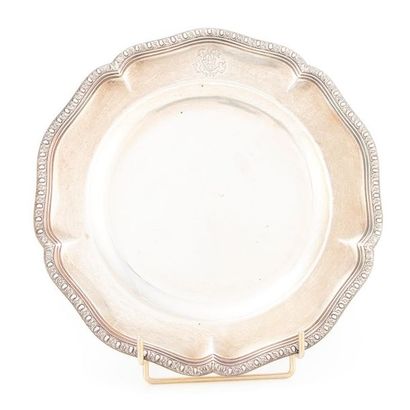 Plat rond Round silver dish with a scrolled decoration decorated with a frieze of
M.O....