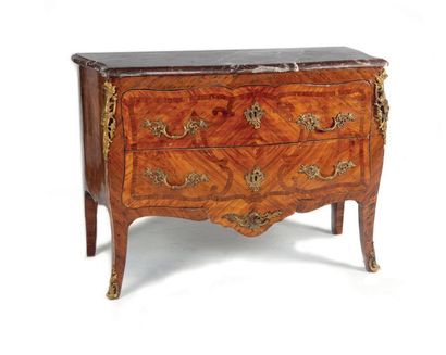 COMMODE Commode en marqueterie à décor d'ailes de papillon et rinceaux reposant sur...