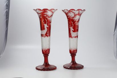 Paire de vases Pair of red Bohemian crystal vases engraved with a deer
decoration...