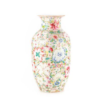 CHINE CHINE
Grand vase en porcelaine émaillée à décor de fleurs
Début XXe
H. : 40,5...