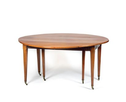 TABLE DE SALLE A MANGER Circular mahogany dining table, resting on six half-timbered...