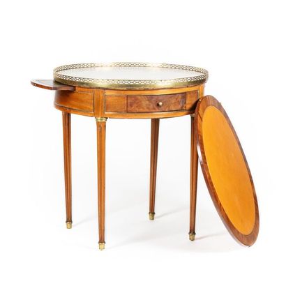 Table bouillotte Table bouillotte en acajou de forme circulaire, à deux tiroirs et...