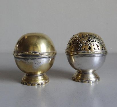 Boule à savon et boule à éponge Soap and sponge ball in brass (formerly silvered)
18th...