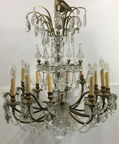 LUSTRE Gilded bronze chandelier with 12 lights decorated with crystal pendants