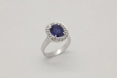 Bague Gold ring adorned with a 3.21 carat sapphire surrounded by diamonds
Rough weight:...