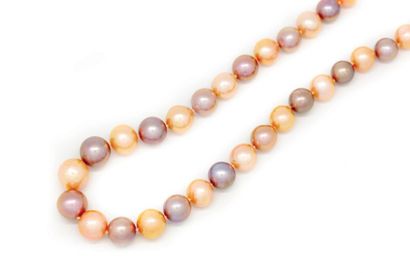 Collier de 36 perles Necklace of 36 multicoloured South Sea pearls 10/13.4 mm
14-carat...