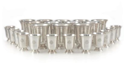 Service de 12 grandes timbales et 12 petites timbales Set of 12 large and 12 small...
