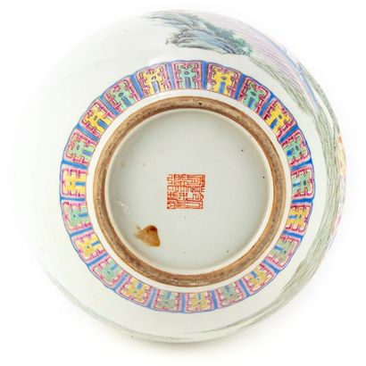 CHINE CHINE
Vase boule à long col en porcelaine émaillée à décor de scénettes et...