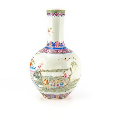 CHINE CHINA Long-necked ball
vase in enamelled porcelain with scenery and children's...