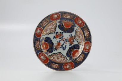 JAPON JAPON
Neuf petits plats ronds en porcelaine à décor bleu, rouge et or dit Imari...