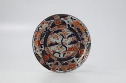 JAPON JAPON
Neuf petits plats ronds en porcelaine à décor bleu, rouge et or dit Imari...