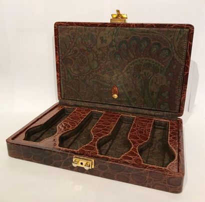Coffret pour montres Watch box in burgundy crocodile leather with cashmere print...