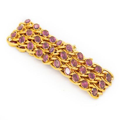 Bracelet ruban Bracelet ruban en or à maillons souples sertis de tourmalines violettes
Vers...