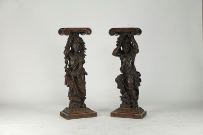 Paire de consoles Paire de consoles en bois sculpté à décor d'atlantes portant des...