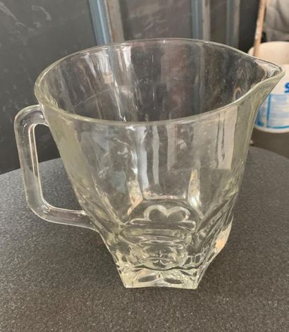 null Carafe à eau en verre taillé
H. : 16 cm