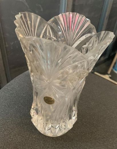 CRISTAL D'ARQUES Vase en cristal à décor...