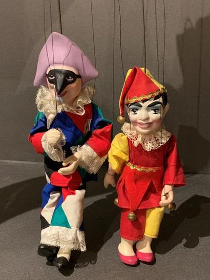 null Lot de deux marionnettes à fil en bois polychrome représentant Arlequin et son...