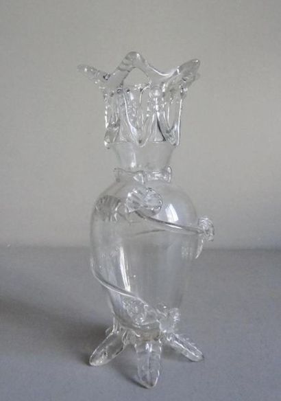 Vase Vase en verre transparent soufflé à bordure ajouré et panse ornée de feuilles.
Ancien...