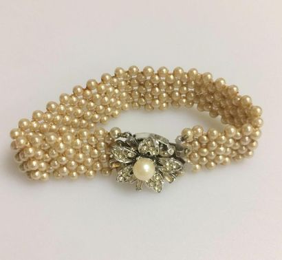 Bracelet Bracelet fantaisie en résille de perles et fermoir fleur en perle et imitaiton...