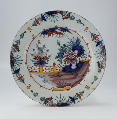 PLAT Plat creux en faïence à décor polychrome chinois
D. : 34,5 cm