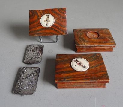 Ensemble de trois boites Ensemble composé de trois boites à jeux en bois et ivoire...