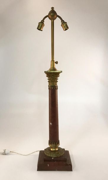 Lampe Lampe en forme de colonne en marbre rouge et chapiteau corinthien en bronze...