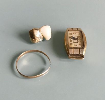 LOT D'OR Lot d'or : une montre de Dame - une dent - un anneau - débris de chaines
Poids...
