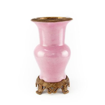 CHINE CHINE XXe
Vase dans le goût de la famille rose, posé sur un socle en bronze...