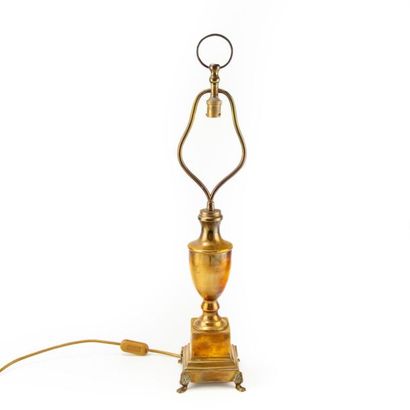 Lampe Lampe en laiton à section carrée ornée d'un vase balustre
Abat jour beige plissé
H....