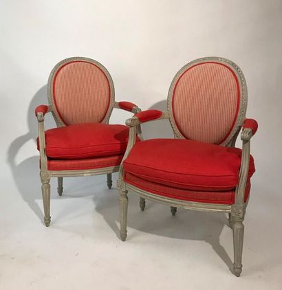 FAUTEUILS Paire de fauteuils médaillon en bois laqué gris de style Louis XVI
Pieds...