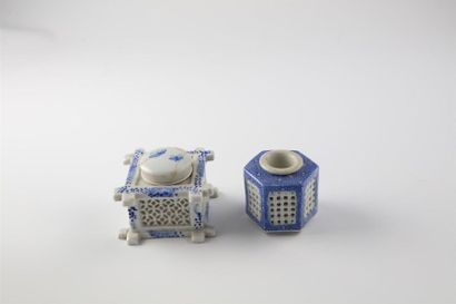 CHINE CHINE
Deux pots ou encrier en porcelaine
H. : 7 cm
Accident au couvercle		