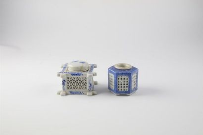 CHINE CHINE
Deux pots ou encrier en porcelaine
H. : 7 cm
Accident au couvercle		