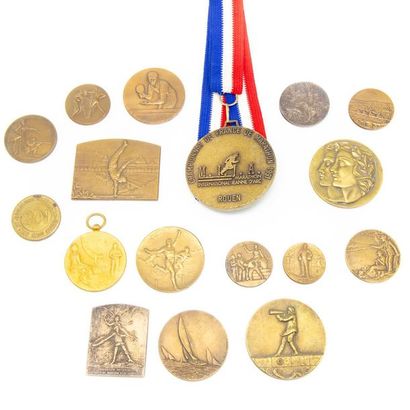 MÉDAILLES Collection de 16 médailles en bronze autour du thème du sport et divers...