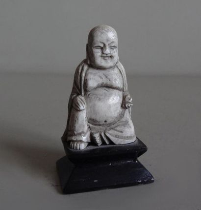 CHINE CHINE
Statuette de Bouddha en os
Socle en bois
H. : 5 cm 
