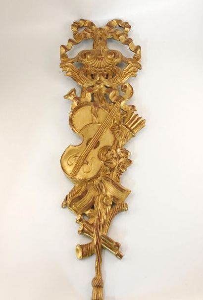 ELEMENT DECORATIF Elément décoratif en bois doré, mouluré et ciselé d'un trophée...
