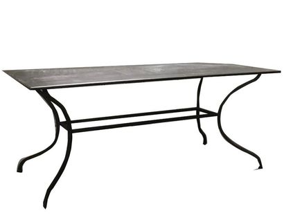 Table à plateau Grande table à plateau de forme rectangulaire en métal brut reposant...