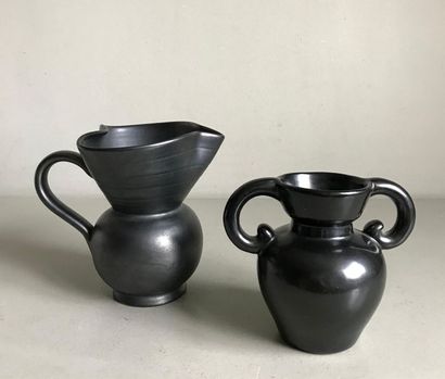 Vase et pichet Vase et pichet en céramique émaillée noir lustré dans l'esprit de...