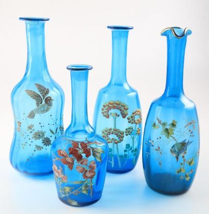 Carafes Ensemble de quatre carafes de formes bouteille en verre bleu à décor émaillé...