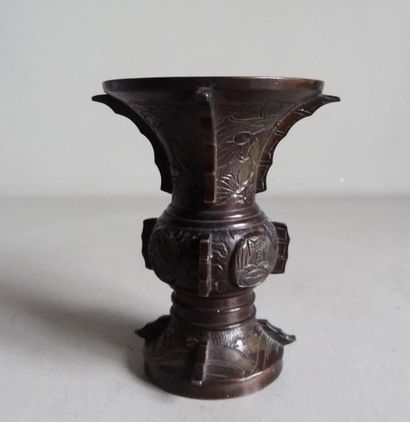 CHINE CHINE
Petit vase en bronze ciselé dans le style archaique
H. 13 cm