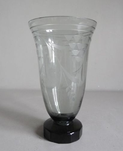 BOHEME BOHÊME
Vase cornet en verre légèrement teinté à décor gravé de motifs Art...