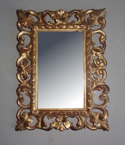 MIROIR Petit miroir à encadrement en bois doré ajouré de feuilles.
Style italien...