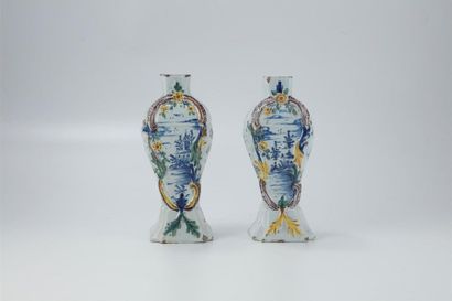 DELFT DELFT
Paire de vases en faïence à base de section carrée
H. : 21 cm