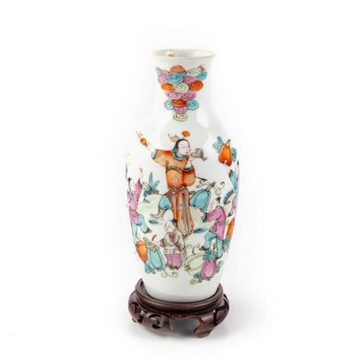 null CHINE XXe
Vase balustre en porcelaine émaillée à décor d'une danse
H. : 22 ...