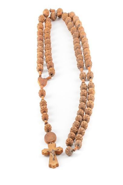 null Long rosary made of carved boxwood balls.
XIXth
W. 116 cm
