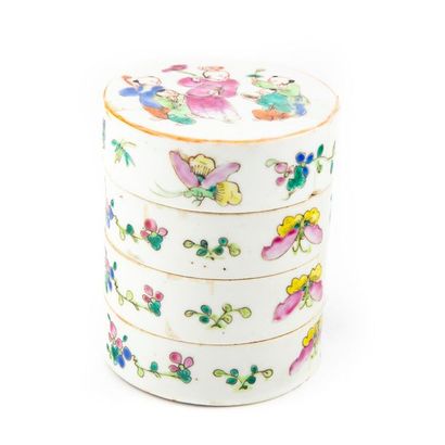 null CHINA XXth
Enamelled porcelain box with Chinese decoration in 4 parts
H.: 12...