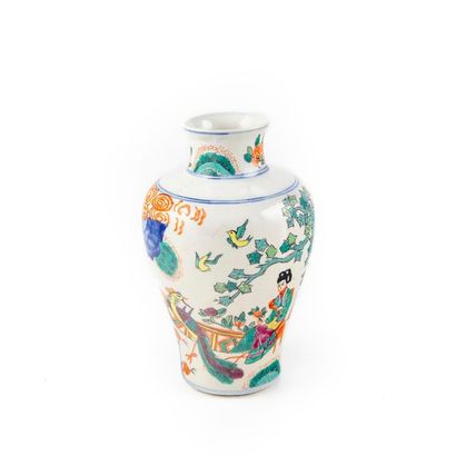 null CHINA XXth
Baluster vase with chinese and peacock
decoration H.: 22 cm